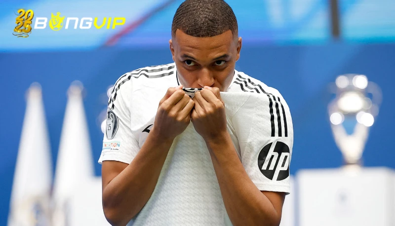 Mbappe lần đầu giành Giày Vàng châu Âu Phản ứng từ người hâm mộ và truyền thông